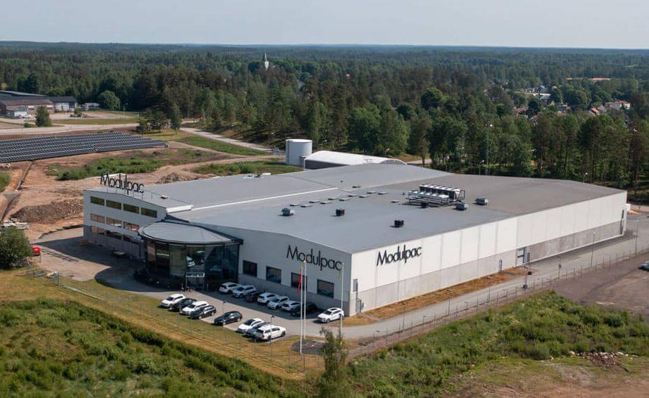 dronarbild pa modulpacs anlaggning i Lagan inzoomad